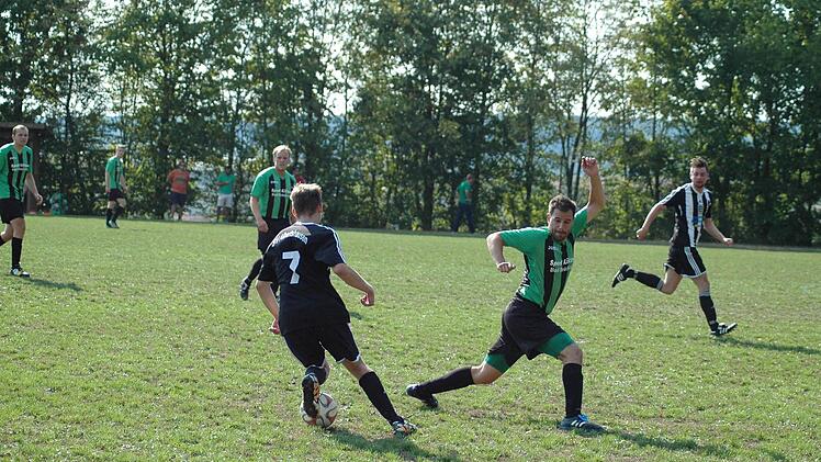 Szene aus dem Spiel der SG Albertshausen (in Schwarz-weiß) gegen die SG Oberbach (2:1). Foto: Sebastian Schmitt