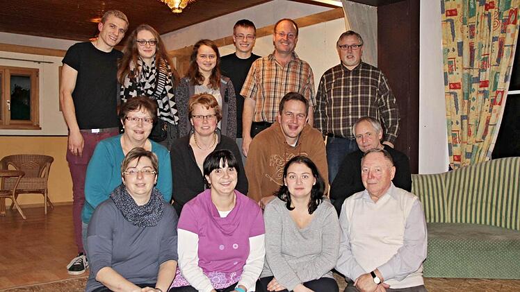 Die Mitglieder der Fischbacher Theatergruppe erwarten an fünf Abenden in der ehemaligen Schule in Fischbach ihre Gäste. Auf dem Foto (vorne von links): Michaela Horn, Anita Seemann, Sandra Berthel, Edmund Stahl und (Mitte von links) Sieglinde Bühling, Martina Bach, Christian Bach, Dieter Hunger sowie (hinten von links) Moritz Kühnel, Lisa Horn, Marie Bach, Florian Horn, Jochen Horn und Heinrich Deringer. Foto: Helmut Will