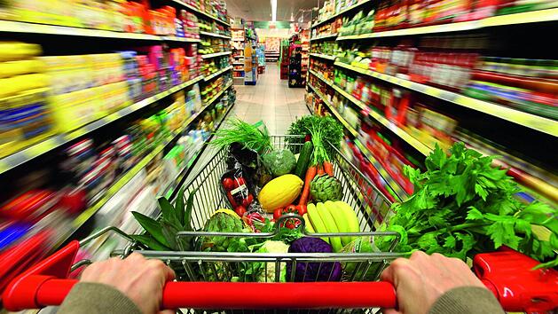 Ein junges Unternehmen aus der Schweiz macht das Smartphone zum Helfer beim Einkaufen. Das Programm liefert Zutatenlisten und mehr. Foto: Archiv