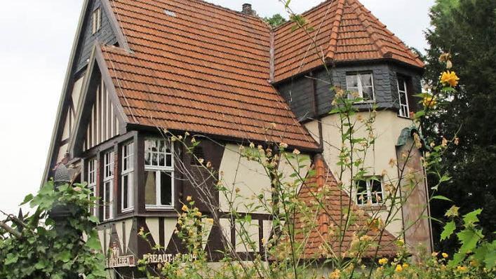 Auf dem Schwellbalken der Jugendstilvilla im Gustav-Freytag-Weg stehen die Worte "Sonne und Luft, Licht und Leben" geschrieben. G&uuml;nther und Gabriele Steiger haben es liebevoll saniert. Fotos: Fenna Kreuz