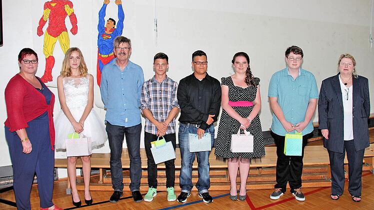 Bei der Abschlussfeier an der Freiherr-von-Lutz-Mittelschule in Münnerstadt wurden die besten Schüler ausgezeichnet. Im Bild: Marco Föller, Ramiro Salazar, Corinna Specht, Anne Wolf und Niklas Zapf zusammen mit den Klassenlehrern Ellen Erhard (M10, links), Michael Kübert (9aG, 3. v. l.) sowie Rektorin Ulrike von der Tann (rechts).  Foto: Dieter Britz