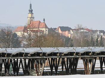 Die Solaranlage des Stadtsteinacher Freibads ist 33 Jahre alt und wird nicht mehr lange für warmes Wasser im Schwimmbecken sorgen können. Etwa ein Viertel der Kollektoren ist bereits ausgefallen, das Ständerwerk aus Holz ist in Teilen bereits morsch.  Foto: Barbara Herbst