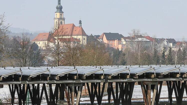 Die Solaranlage des Stadtsteinacher Freibads ist 33 Jahre alt und wird nicht mehr lange für warmes Wasser im Schwimmbecken sorgen können. Etwa ein Viertel der Kollektoren ist bereits ausgefallen, das Ständerwerk aus Holz ist in Teilen bereits morsch.  Foto: Barbara Herbst