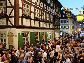 Am Samstagabend strömten in der Spitze 6000 Menschen in die Sandstraße. In den Nebengassen war es ruhig.  Foto: Corinna Bail