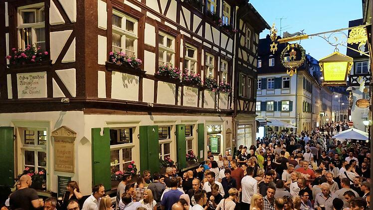 Am Samstagabend strömten in der Spitze 6000 Menschen in die Sandstraße. In den Nebengassen war es ruhig.  Foto: Corinna Bail