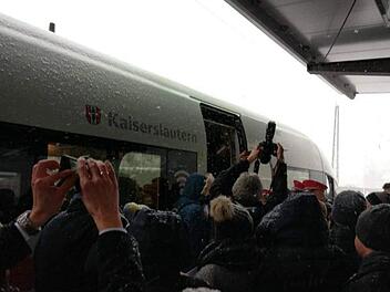 Historischer Moment: Der ICE Richtung München ist im Coburger Bahnhof am Sonntagnachmittag zum ersten offiziellen Halt eingefahren.Foto: Simone Bastian