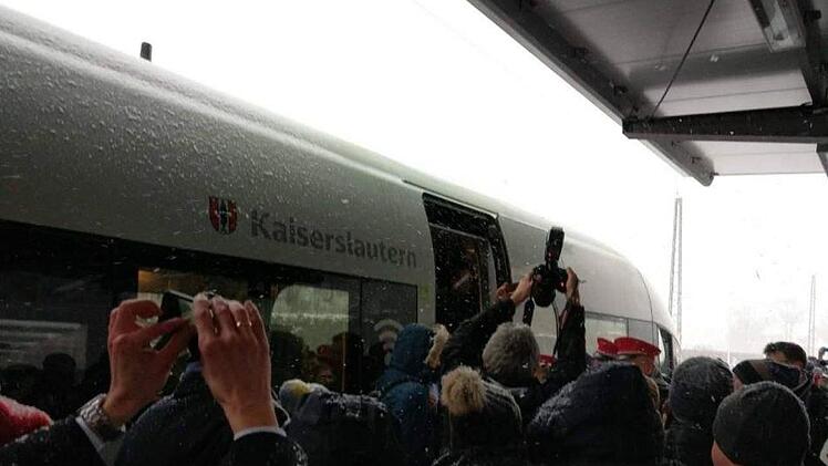 Historischer Moment: Der ICE Richtung München ist im Coburger Bahnhof am Sonntagnachmittag zum ersten offiziellen Halt eingefahren.Foto: Simone Bastian