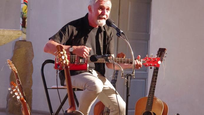 Ganz in seine Musik vertieft: Manfred Siebald Foto: Heike Schülein