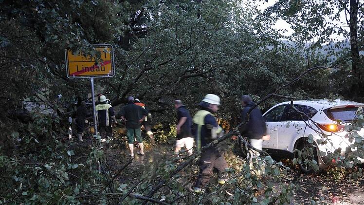Die Feuerwehr war nach dem Unfall bei Lindau mit den Aufräumarbeiten beschäftigt. Foto: privat