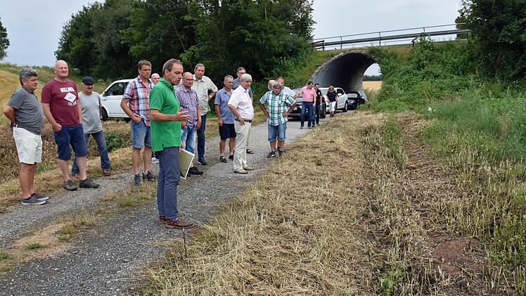 Bürgermeister Matthias Schneider machte den Gemeinderat Theres darauf aufmerksam, dass Landwirte zugelassen haben, dass die Gräben neben ihren Ackerflächen dermaßen zugeschwemmt sind, dass dort kein Wasser mehr ablaufen kann.
