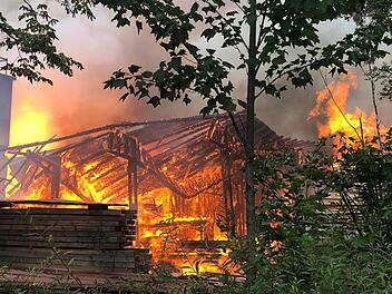In Höfles brannte am Montag ein Sägewerk. Foto: Corinna Rösler