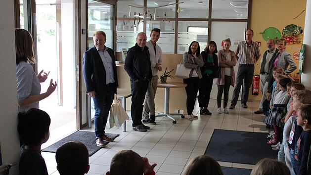 Die Mitarbeiter der Verwaltungsgemeinschaft Ma&szlig;bach waren zum "warmen Mittagessen" in die Kita Poppenlauer eingeladen. Foto: Romana M&uuml;ller