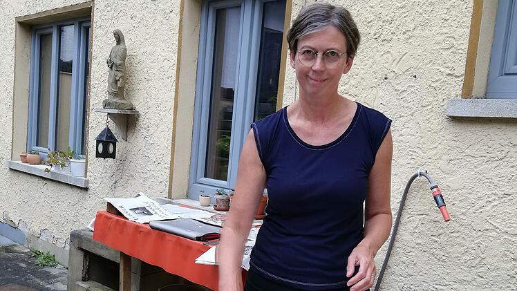 Christiane G. Schmidt hat von jeder ihrer rund 20 Kilometer langen Etappen zwischen Aschaffenburg und Münnerstadt ein bewegtes Bild. Jetzt muss sie entscheiden, wie sie ihre Arbeit künstlerisch arrangiert.