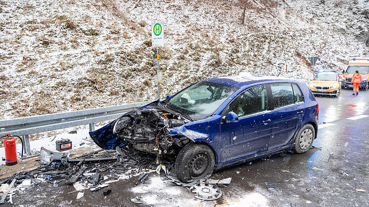Beim Links abbiegen &uuml;bersehen: Frau verstarb noch an Unfallstelle