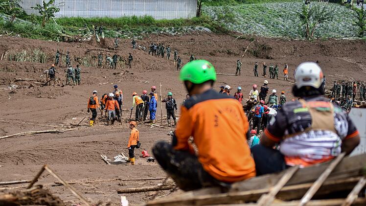 Nach dem Erdrutsch in Indonesien