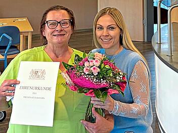 Einrichtungsleitung Lisa B&ouml;hme (r.) gratuliert Petra Masso-Hack zum 40. Dienstjubil&auml;um.Albina Fr&ouml;hlich