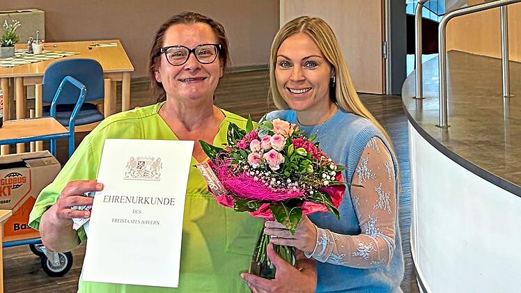 Einrichtungsleitung Lisa B&ouml;hme (r.) gratuliert Petra Masso-Hack zum 40. Dienstjubil&auml;um.Albina Fr&ouml;hlich