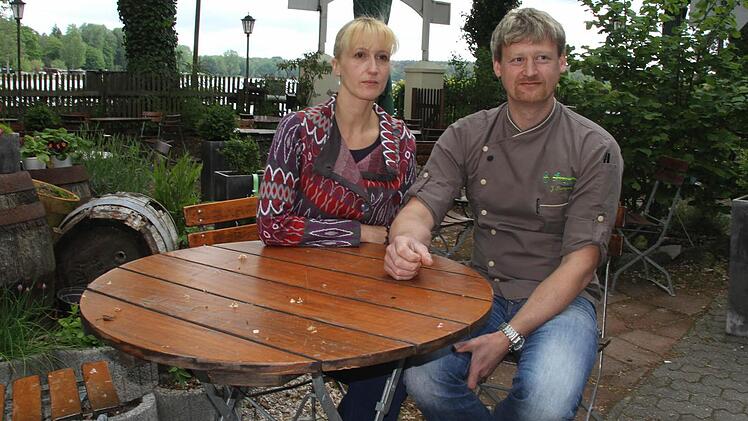 Zunächst hoffen Birgit und Jens Baumgart auf besseres Wetter - und dann auf die Aufhebung der Umleitung. Foto: Michael Busch