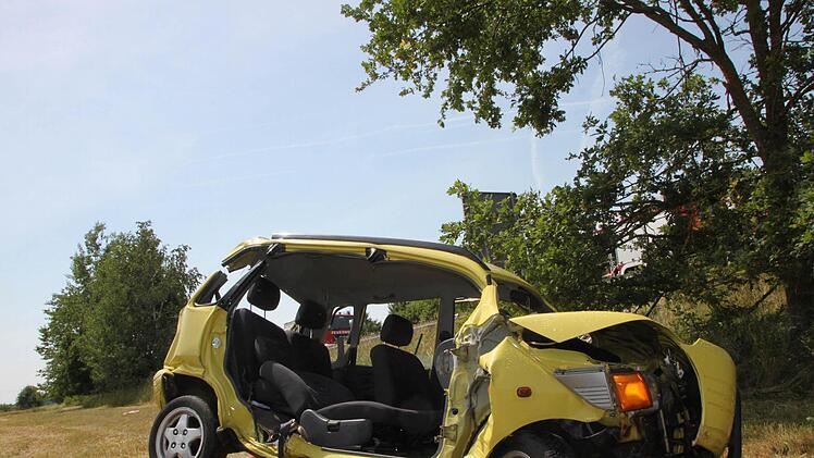 Ein Frau und ihr Enkel verletzten sich am Dienstag schwer, als dieser Kleinwagen von der A73 abkam und sich zwei Mal überschlug. Foto: Roepert