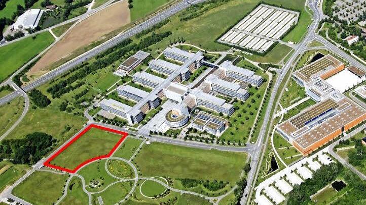 Die rot markierte Fläche zeigt den geplanten Standort für die Erweiterung der HUK auf der Bertelsdorfer Höhe. Noch in diesem Jahr soll der Neubau fertig sein. Foto: HUK