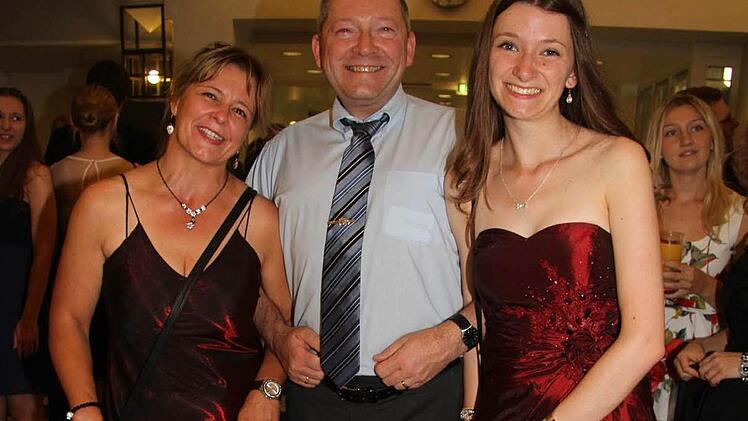 Ein Glücklicher mit zwei Ladys in Red. Foto: Sonja Adam