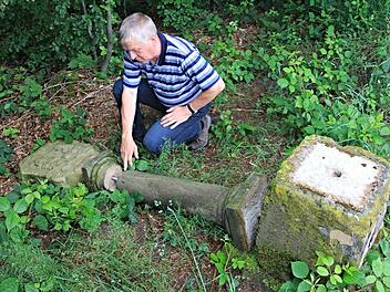 Heinz Fausten zeigt enttäuscht das umgeworfene "Marterla am Kreuzschlag" an der Verbindungsstraße zwischen Bühl und Straßenhof. Durch die Tat sieht er ehrenamtliches Engagement mit Füßen getreten.  Foto: Helmut Will