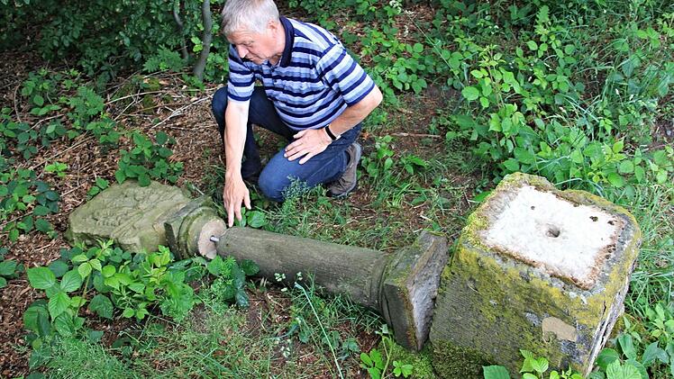 Heinz Fausten zeigt enttäuscht das umgeworfene "Marterla am Kreuzschlag" an der Verbindungsstraße zwischen Bühl und Straßenhof. Durch die Tat sieht er ehrenamtliches Engagement mit Füßen getreten.  Foto: Helmut Will