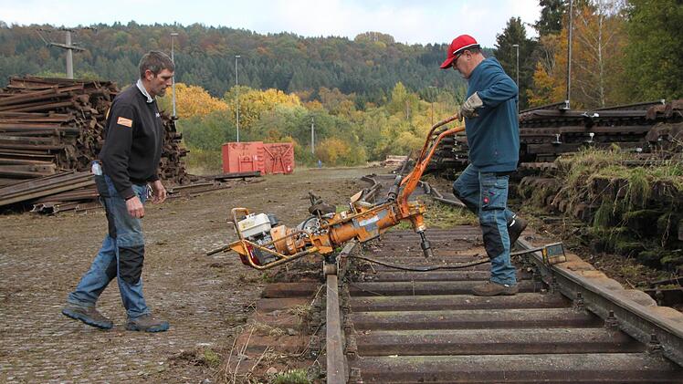 Mit einer Gleisschraubmaschine lösen die Arbeiter die Schrauben, mit denen Schienen und Schwellen zusammengehalten werden. Foto: Ulrike Müller