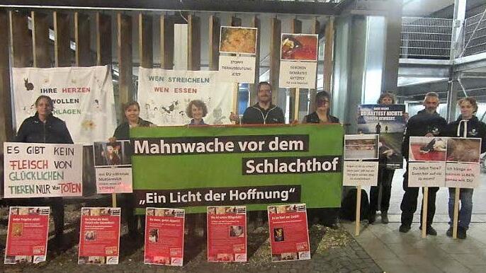 Bereits im September gab es eine Mahnwache vor dem Bamberger Schlachthof.  Foto: privat