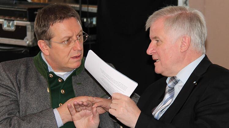 Horst Seehofer, hier mit OB Henry Schramm, kommt mit dem Kabinett nach Kulmbach. Ob der Ministerpräsident gute Nachrichten verkünden wird? Foto: Archiv