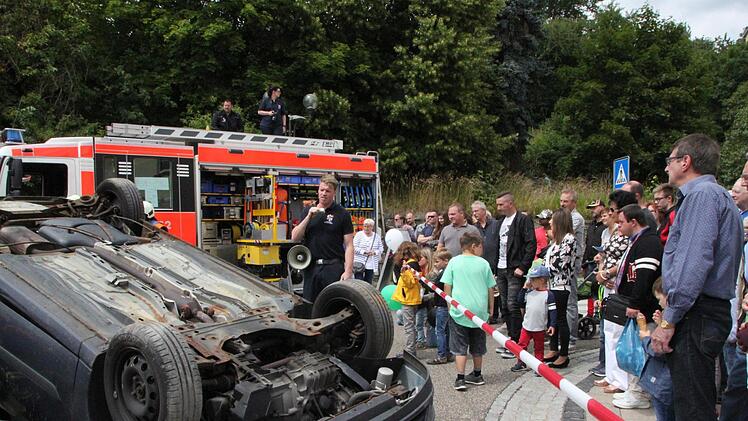 Die Freiwillige Feuerwehr zeigte eine spektakuläre Übung. Foto: Ulrike Müller