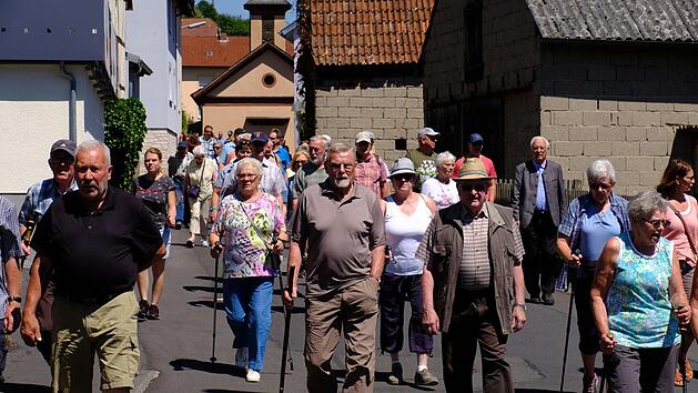 Von Hassenbach aus macht sich eine gro&szlig;e Gruppe Wanderer auf die Strecke.Foto: Gerd Schaar