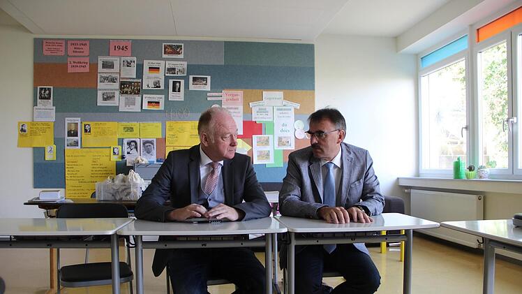 Die Bürgermeister Helmut Blank (links) und Harald Hofmann (rechts) rücken durch die künftige Arbeit im Schulverband enger zusammen.  Foto: Heike Beudert