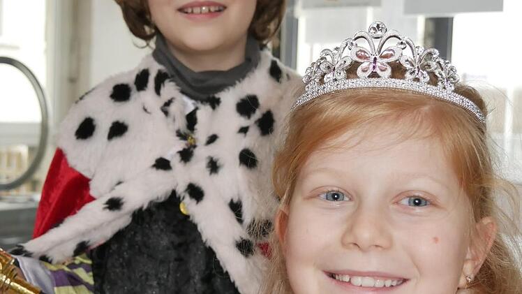 Prinz Mika I. und seine Venetia Laura I. strahlen. Sie sind das Kinderprinzenpaar des großen Wildenheider Faschings. Ein Traum sei wahr geworden, sagten beide nach ihrer Wahl. Foto: Manja von Nida