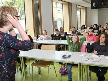 Doris Lüken-Klaßen zeigte den Kinder-Uni-Studierenden, wie interessant und wichtig Familienforschung sein kann.  Foto: Barbara Herbst