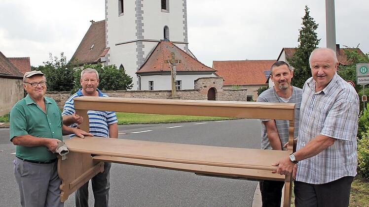 Michael Dreßel, Willi Schmitt, Paolo Paladini und Fritz Grau (von links) trugen die Bänke aus der Kirche.  Fotos: A. Dorsch