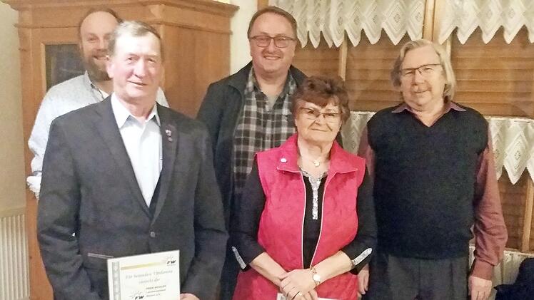 Ehrungen bei den Freien Wähler Igensdorf ( v. l.): Vorsitzender Leonhard Anwander, Georg Prieß, Bezirksvorsitzender Manfred Hümmer, Annemarie Weikart und stellvertretender Vorsitzender Johann Gax Foto: privat