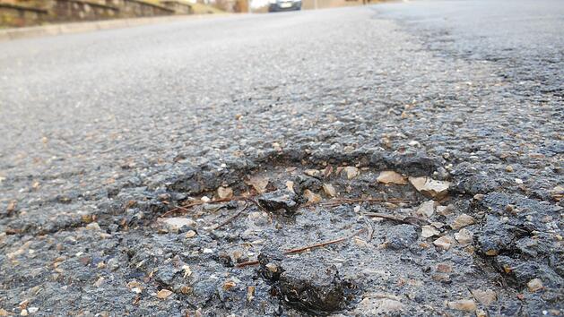 Es gibt in Ebrach einige Stra&szlig;en, die erneuert werden m&uuml;ssten, doch wie soll die Gemeinde das finanzieren? Foto:  Walter Hanslok