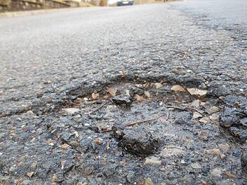 Es gibt in Ebrach einige Straßen, die erneuert werden müssten, doch wie soll die Gemeinde das finanzieren? Foto:  Walter Hanslok