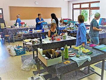 Beim Workshop mit Dozentin Monika Pellkofer im Werkraum der Oberen Schule ging es 2021 entspannt zu.