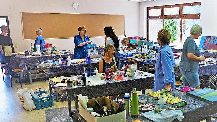 Beim Workshop mit Dozentin Monika Pellkofer im Werkraum der Oberen Schule ging es 2021 entspannt zu.