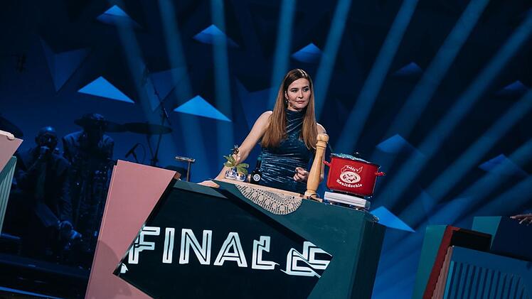 Im Finale wachte Katrin Bauerfeind mal wieder über ein Duell zwischen Joko und Teddy.