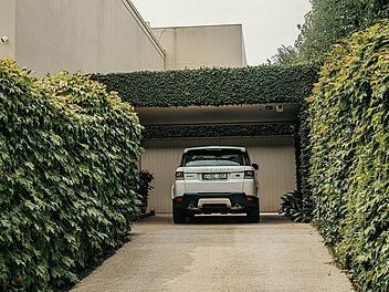 Eine Garage kann das Auto vor Witterung und Diebstahl schützen.