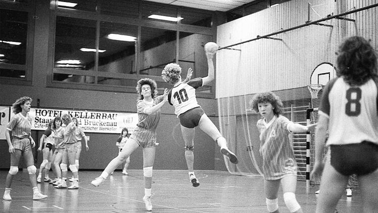 Trotz "Manndeckung" kommt S. Wolfrath vom FC Bad Br&uuml;ckenau zum Wurf und erzielt beim 17:8-Sieg gegen den TSV R&ouml;delsee eins ihrer drei Tore.