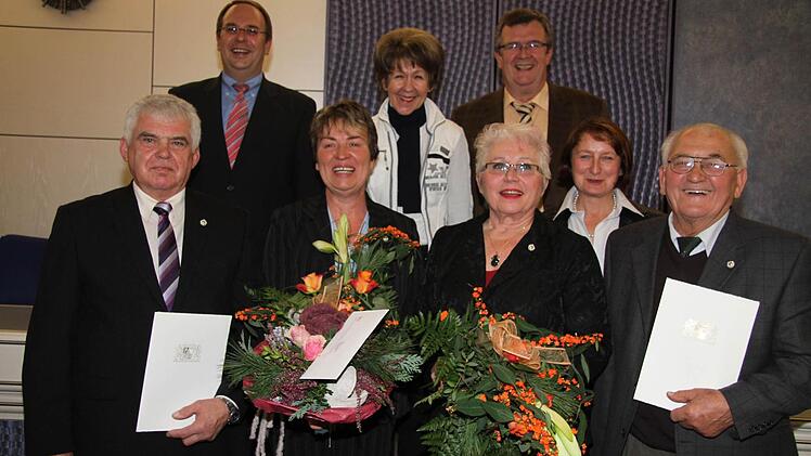 Alle Geehrten im Gruppenbild, mit den Bürgermeister(-Vertreter)n ihrer Wohnorte und Landrat Christian Meißner