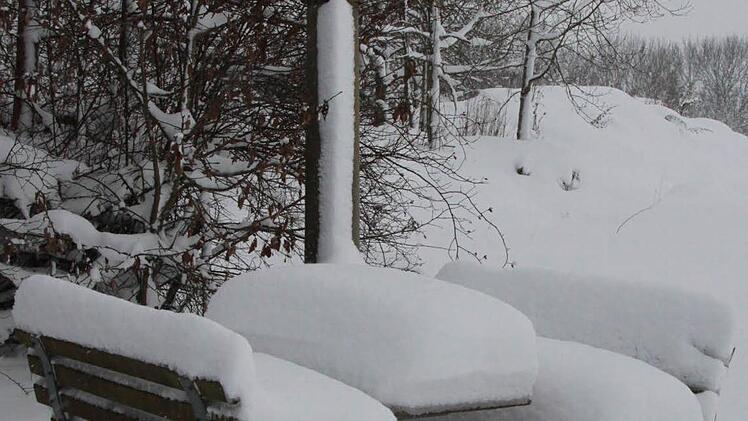 Winterliches Stillleben - Sitzgruppe bei Krögelhof