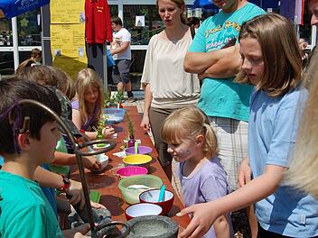 Vieles aus ihrer Arbeit in der Schule konnten die Kinder beim Sommerfest ihren Eltern wie auch Omas und Opas zeigen.  Fotos: Günther Straub