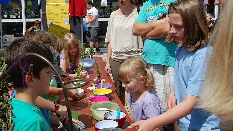 Vieles aus ihrer Arbeit in der Schule konnten die Kinder beim Sommerfest ihren Eltern wie auch Omas und Opas zeigen.  Fotos: Günther Straub