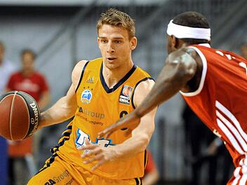 Tyrese Rice (r) von München und Heiko Schaffartzik von Alba kämpfen am 04.05.2013 im Playoff-Viertelfinale Bayern München gegen ALBA Berlin um den Ball. Foto: Lukas Barth/dpa