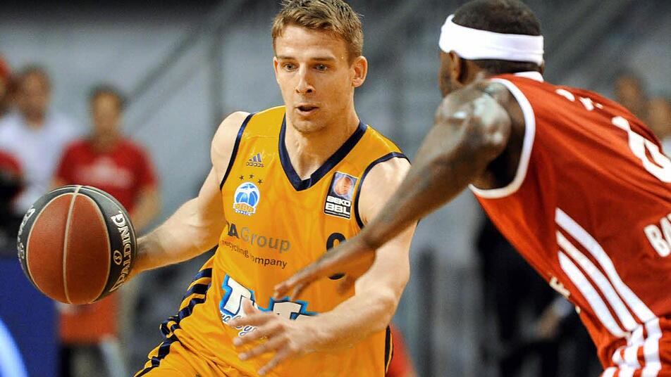 Tyrese Rice (r) von München und Heiko Schaffartzik von Alba kämpfen am 04.05.2013 im Playoff-Viertelfinale Bayern München gegen ALBA Berlin um den Ball. Foto: Lukas Barth/dpa